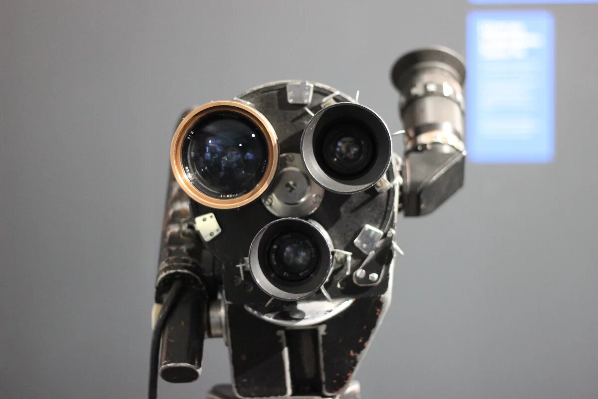    Дмитрий Харатьян поделился фото со съёмок фильма с Леонидом Гайдаем