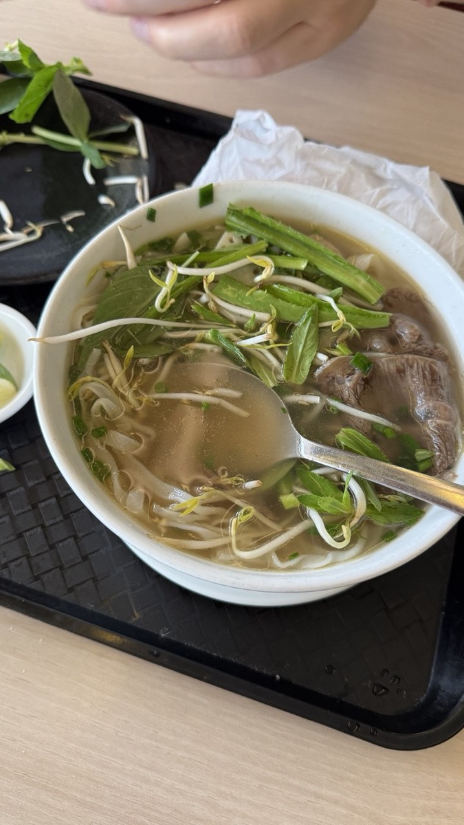 Первый Фо Бо с говядиной в кафе рядом с аэропортом Хошимина