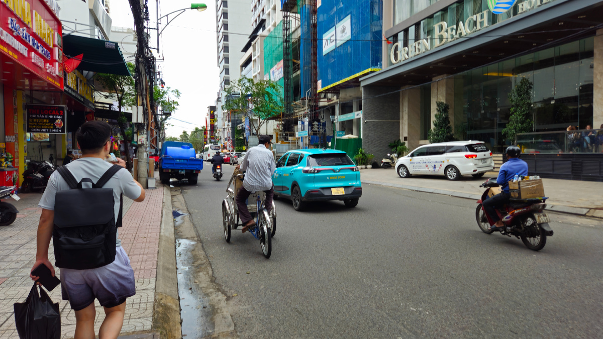 Одна из улиц Нячанга, которая ведёт к пляжу