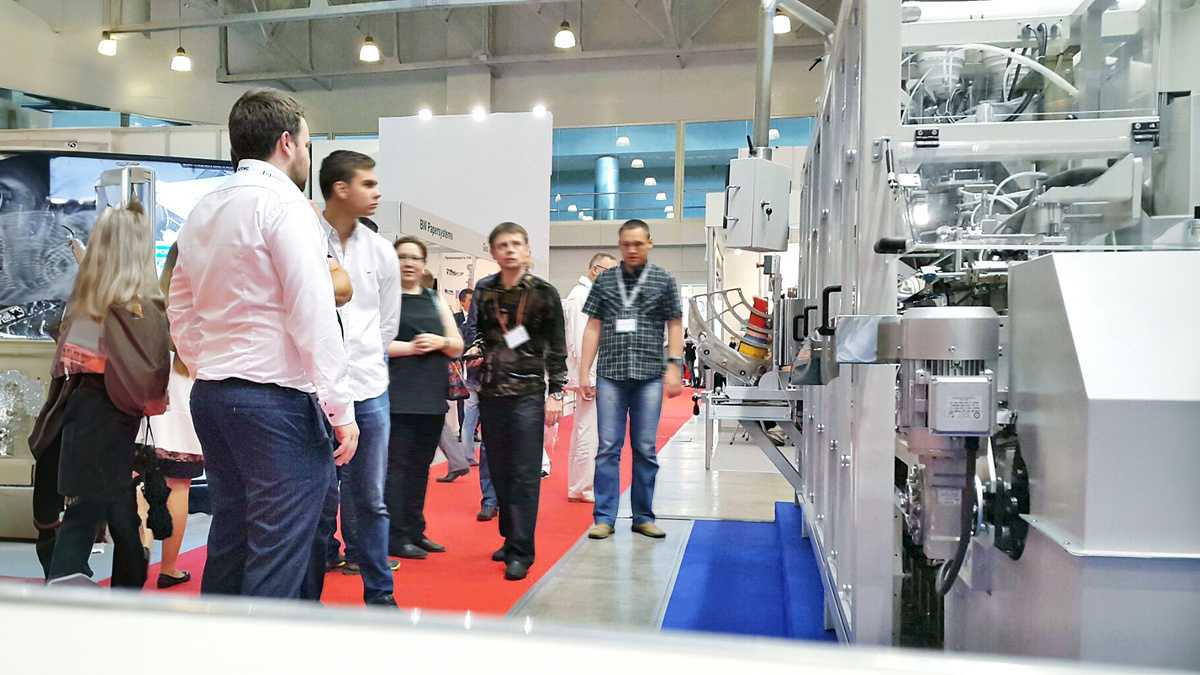 Посетители перед упаковочным автоматом ЛФМ-Б-НОТИС