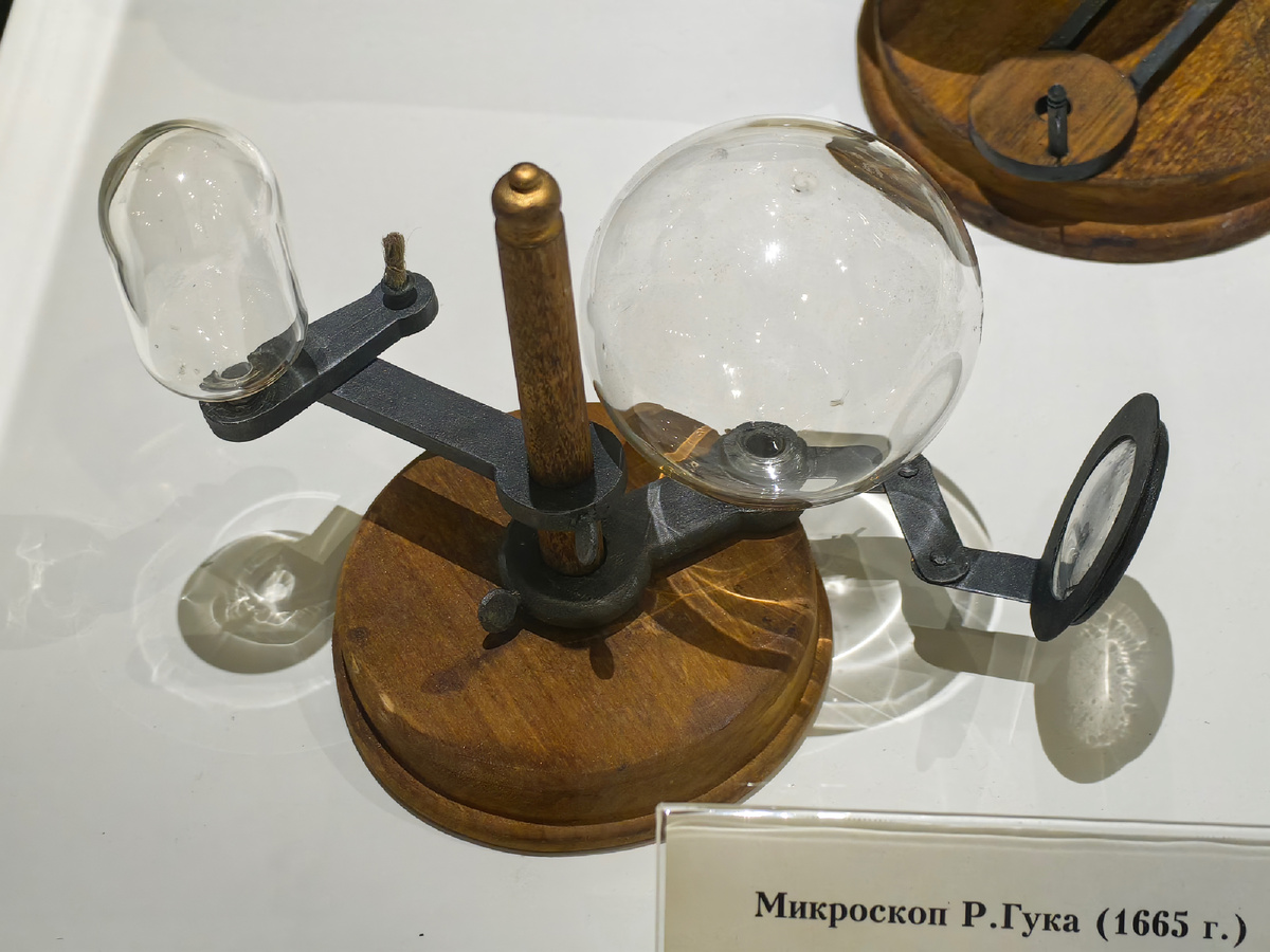 Микроскоп Роберта Гука. Собрание Государственного Дарвиновского музея (Москва)