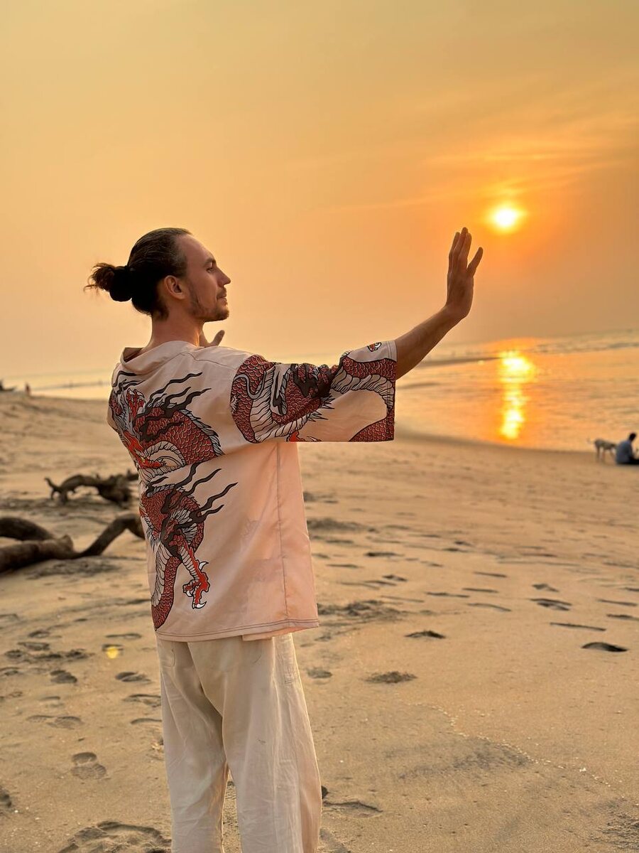 Цигун на закате. Пляж Гоа. Тепло последних лучей солнца