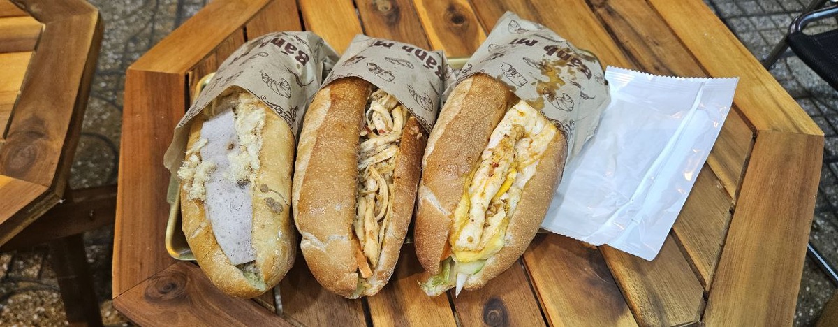 Вот яркие и вкуснейшие представители Бань Ми, с местной ветчиной, курицей и омлетом