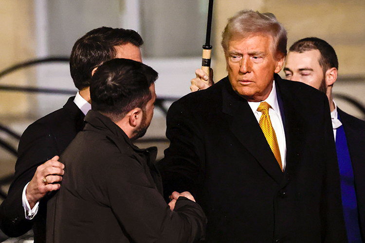    «Я думаю, что Зеленский потому и искал встречи с Трампом и через Макрона к нему рвался, что у него уже было что сказать. Трампу он хотел сказать, естественно, как всегда у украинцев, не то, что он сам думает и хочет, а то, что избранный президент США хочет услышать».   
Фото: © Henri Szwarc / Keystone Press Agency / www.globallookpress.com