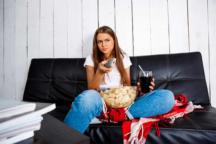    «Все самое непричесанное, новаторское мы теперь смотрим исключительно в одиночестве, дома, у себя в онлайн-кинотеатре, удобно устроившись на диване».   
Фото: freepik.com