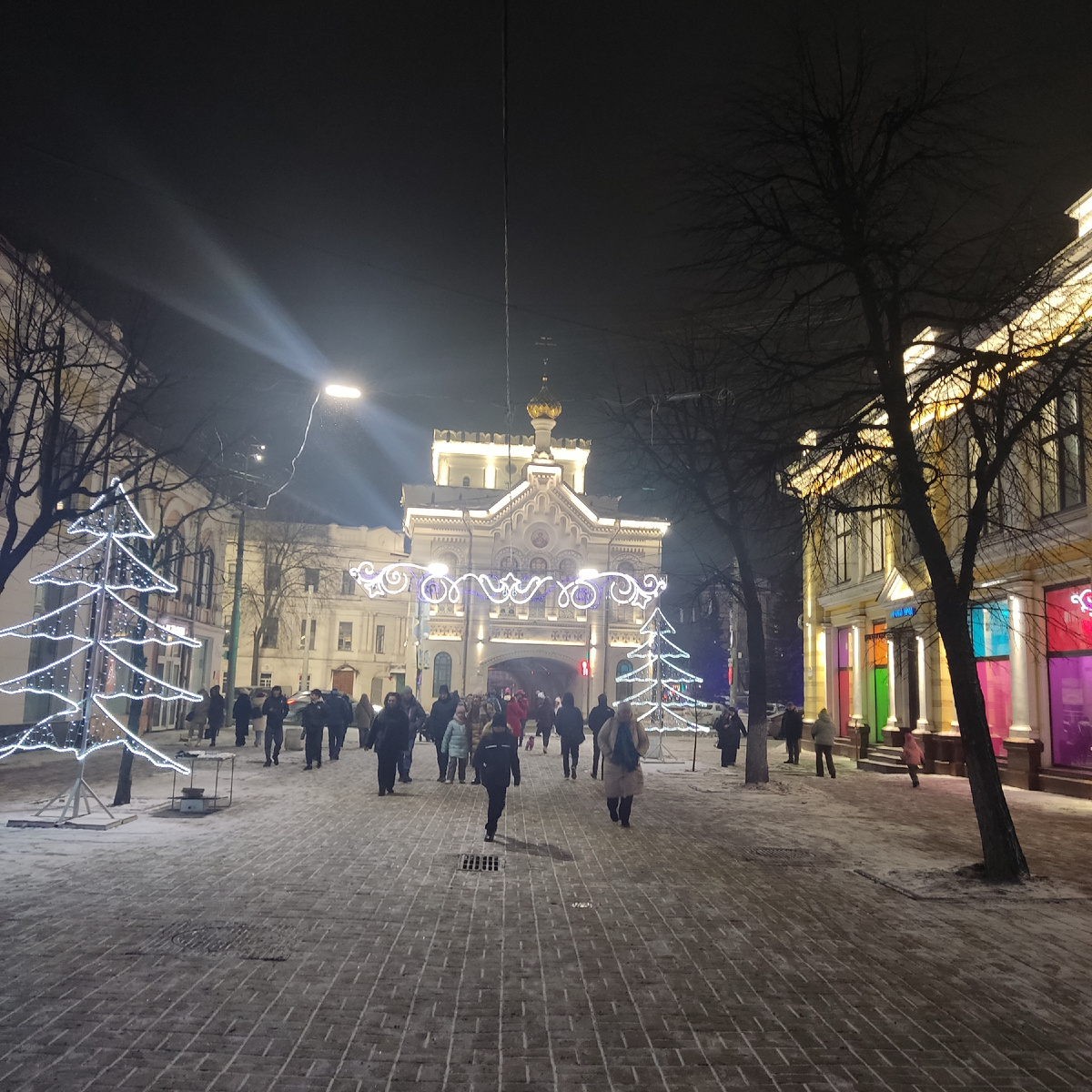 Улица Кирова в новогоднюю ночь 