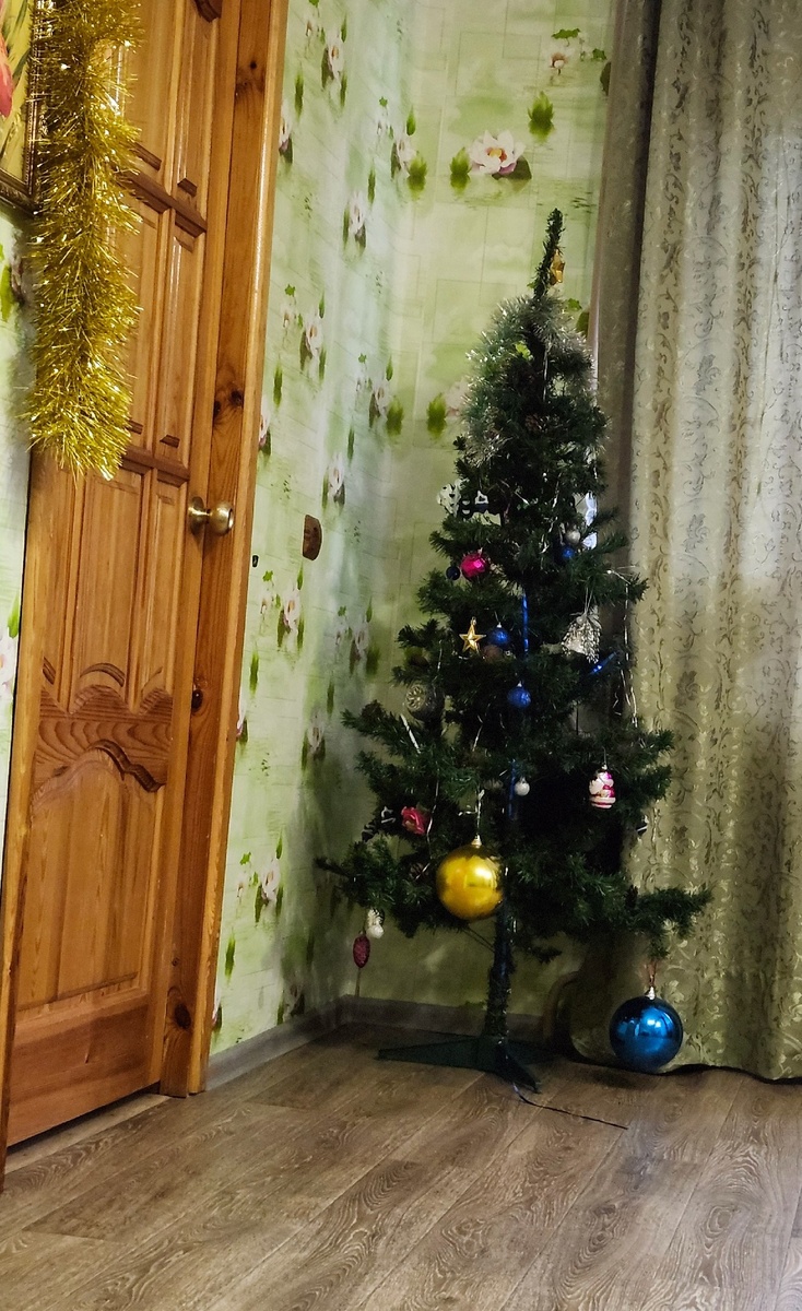 В этом году Миша сам хотел нарядить ёлку. Ничего переделывать не стали.