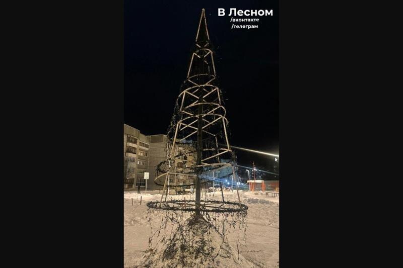    Telegram-канал «В Лесном» / От главного символа нового года в Лесном остался только обугленный остов
