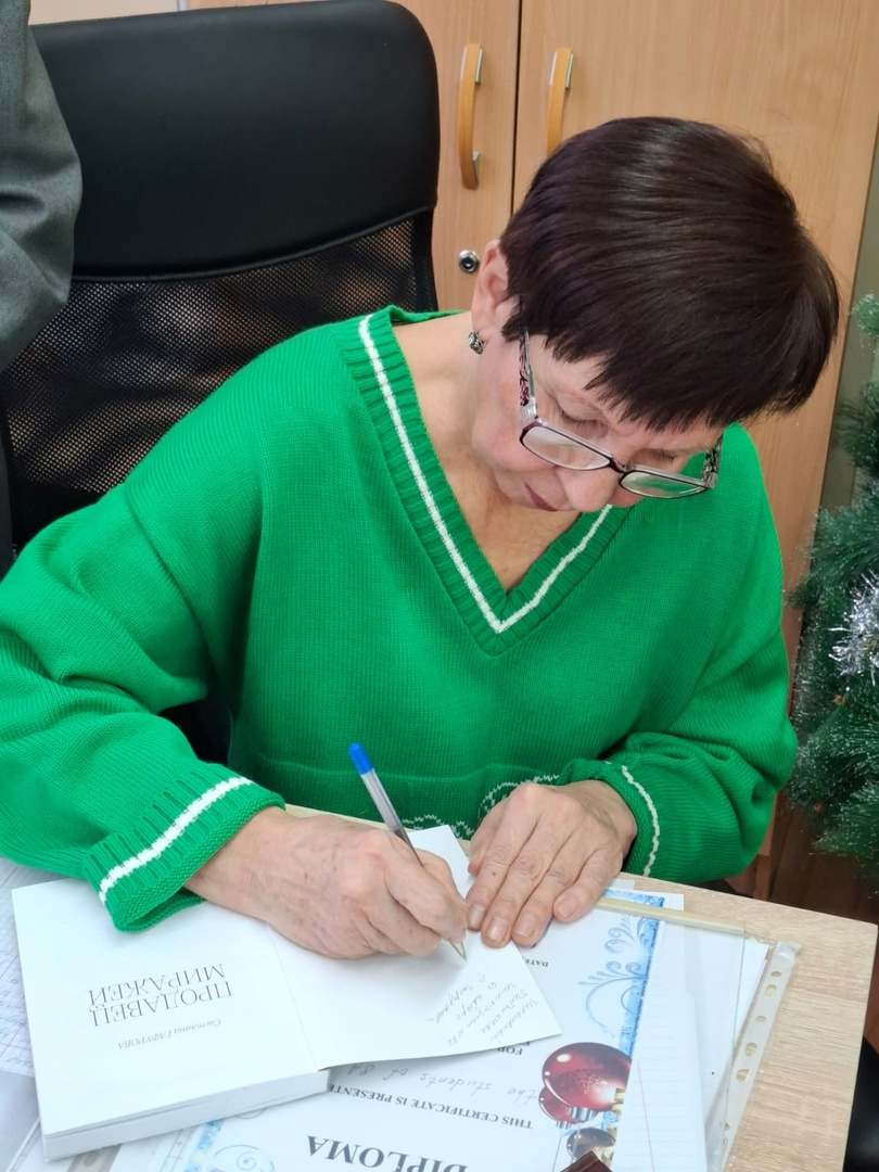 Пишу автограф на своей книге...