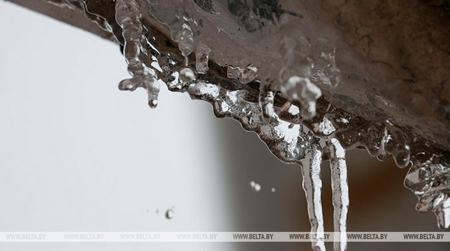     Как вести себя в условиях гололедицы: в МВД дали рекомендации водителям и пешеходам