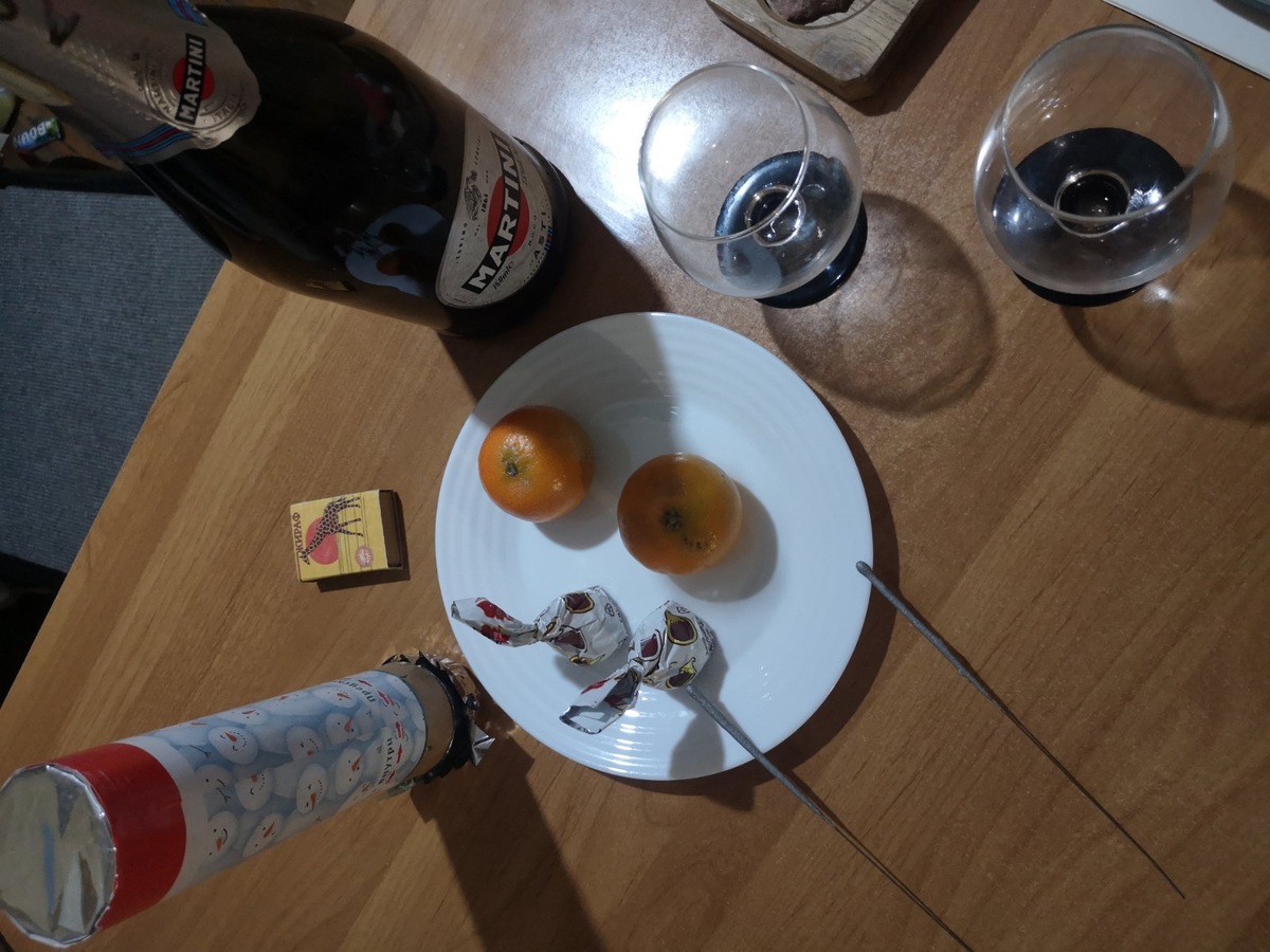 Наш новогодний стол с хлопушкой