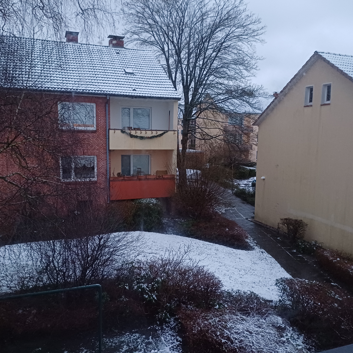 Вид из окна рано утром.  