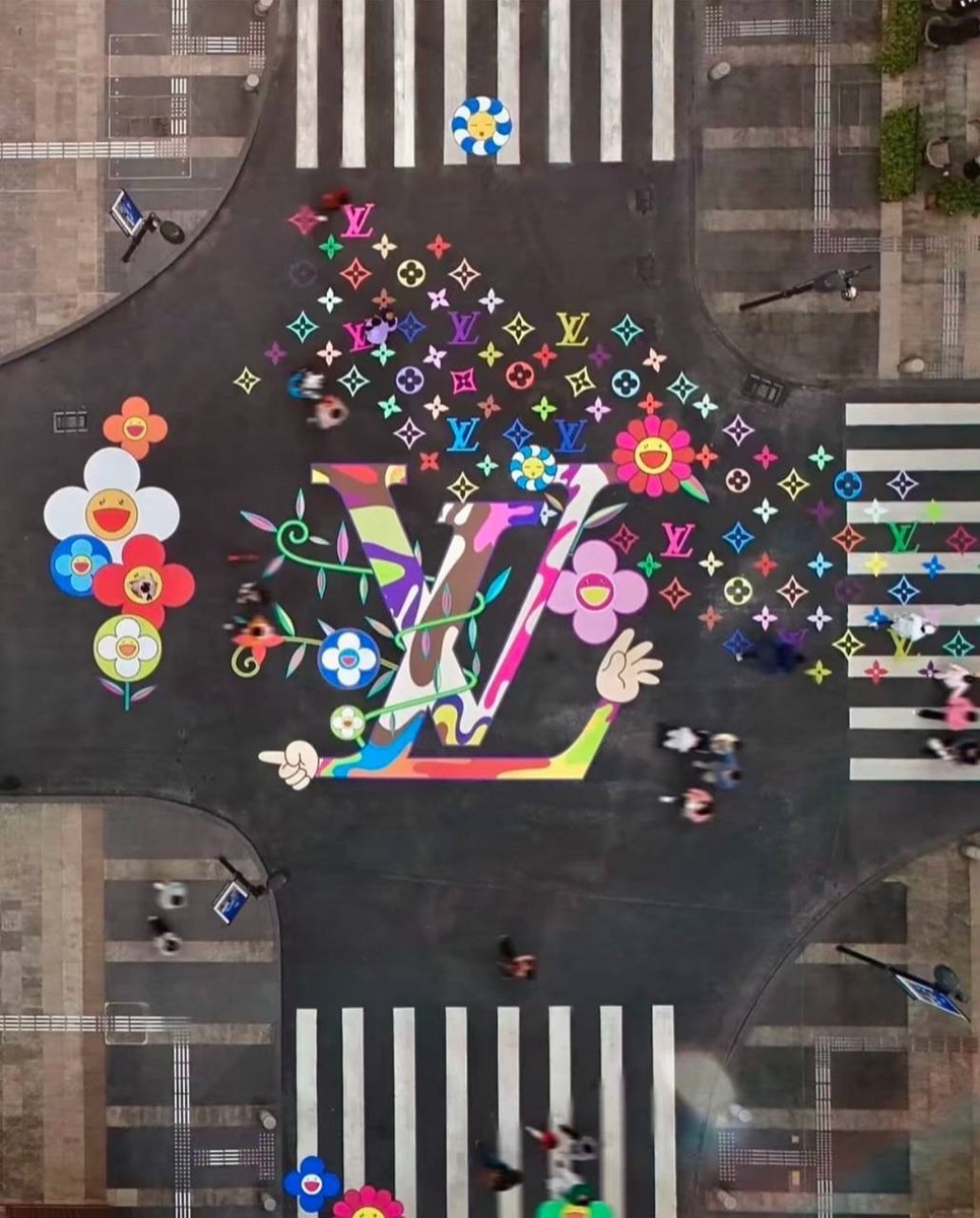 Louis Vuitton украсил улицы Шэньчжэня в честь коллаборации с Такаши Мураками 