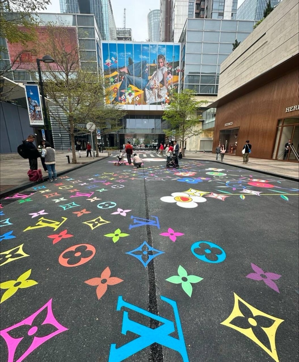 Louis Vuitton украсил улицы Шэньчжэня в честь коллаборации с Такаши Мураками 