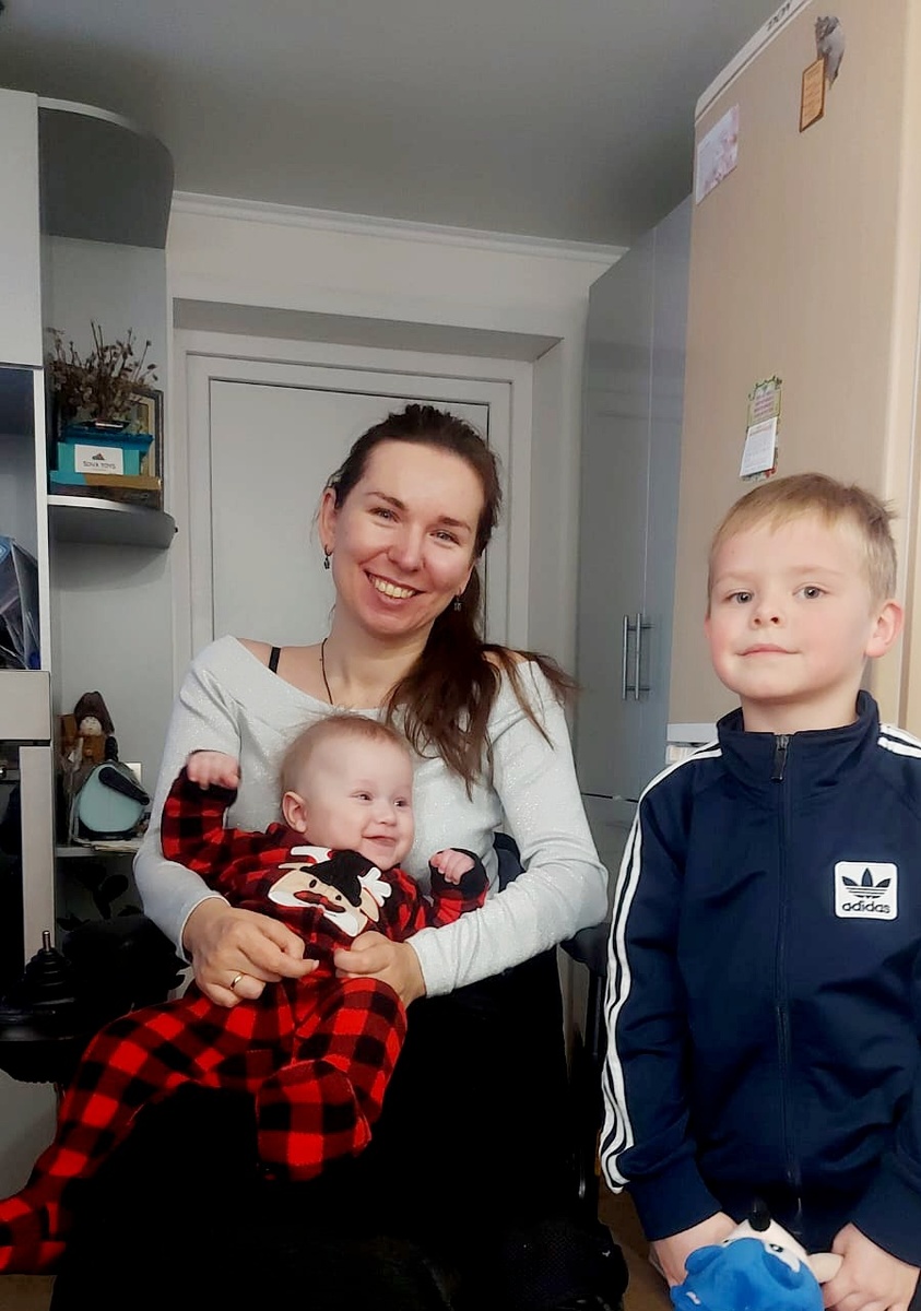 Вот я в этой кофточка серебристой с детьми друзей