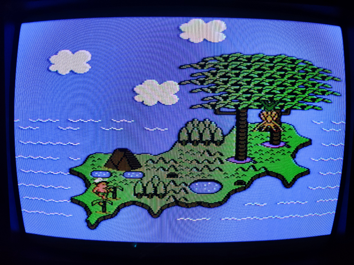 Фото сделаны мной. На фото игра "Остров приключений 2". Оригинал игры "Adventure Island 2" был разработан Now Production и издан Hudson Soft в 1991,.г. для приставок Famicom. Дизайнер Дж. Коянаги, программист Нобуюки Шинохара. Фото демонстрирует начальную заставку игры, а так же общий визуальный фон игры. Подробнее об этом рассказано в статье. Все материалы принадлежат правообладателям и размещены исключительно в информационных целях.