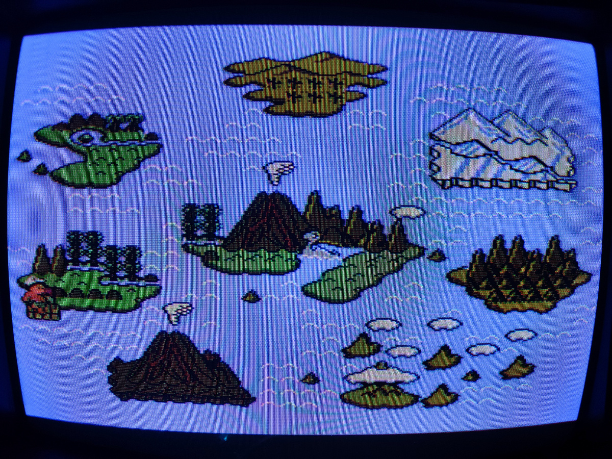 Фото сделаны мной. На фото игра "Остров приключений 2". Оригинал игры "Adventure Island 2" был разработан Now Production и издан Hudson Soft в 1991,.г. для приставок Famicom. Дизайнер Дж. Коянаги, программист Нобуюки Шинохара. Фото демонстрирует начальную заставку игры, а так же общий визуальный фон игры. Подробнее об этом рассказано в статье. Все материалы принадлежат правообладателям и размещены исключительно в информационных целях.