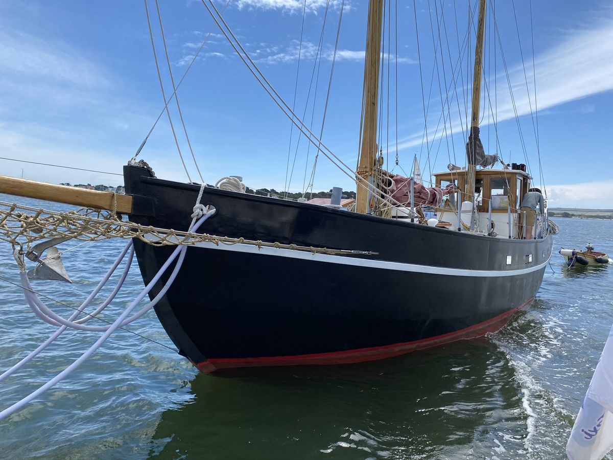 Интересное решение для выпуска бушприта сквозь штевень. Очень похоже, что в качестве обечайки использована стандартная квадратная труба.