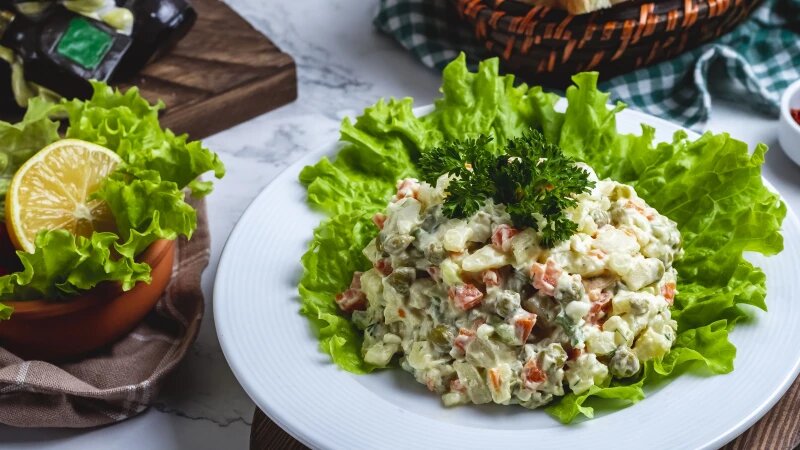     Салат оливье. freepik.com/stockking