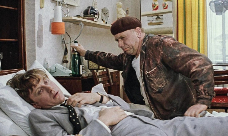 "Чашечку кофэ" кадр из к/ф "Брилиантовая рука"