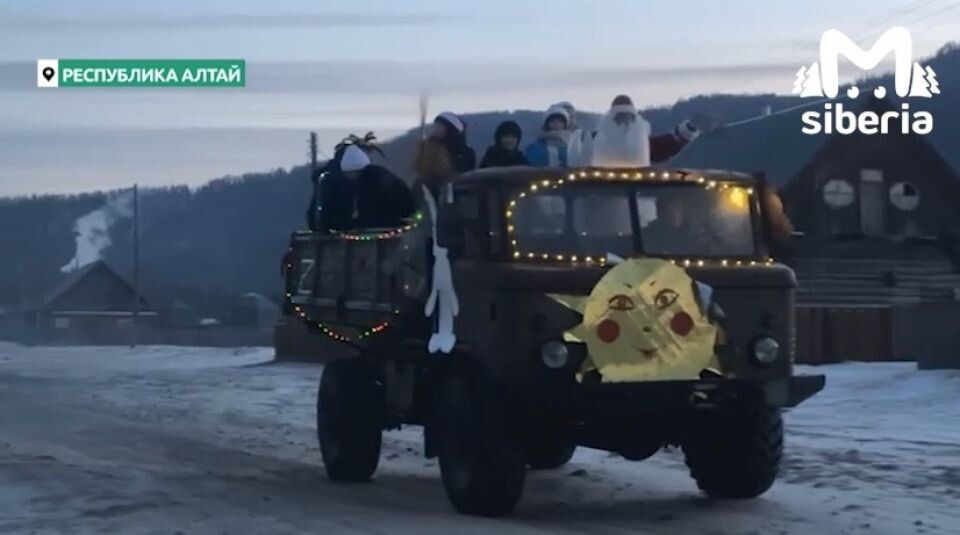    Дед Мороз и Снегурочка прокатили детей в "солнечном" ГАЗе. Источник: Принтскрин видео Mash Siberia