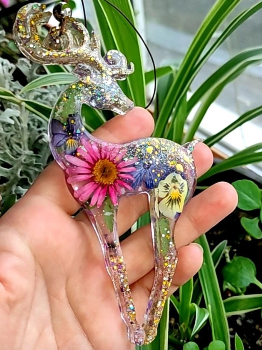 Олень с настоящими цветами. Моя работа.