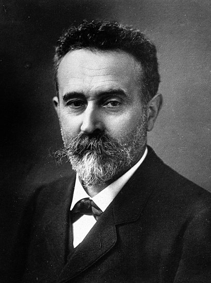 Альфонс Бертильон (22 апреля 1853 — 13 февраля 1914) — французский юрист, изобретатель системы бертильонажа — системы идентификации преступников по их антропометрическим данным
