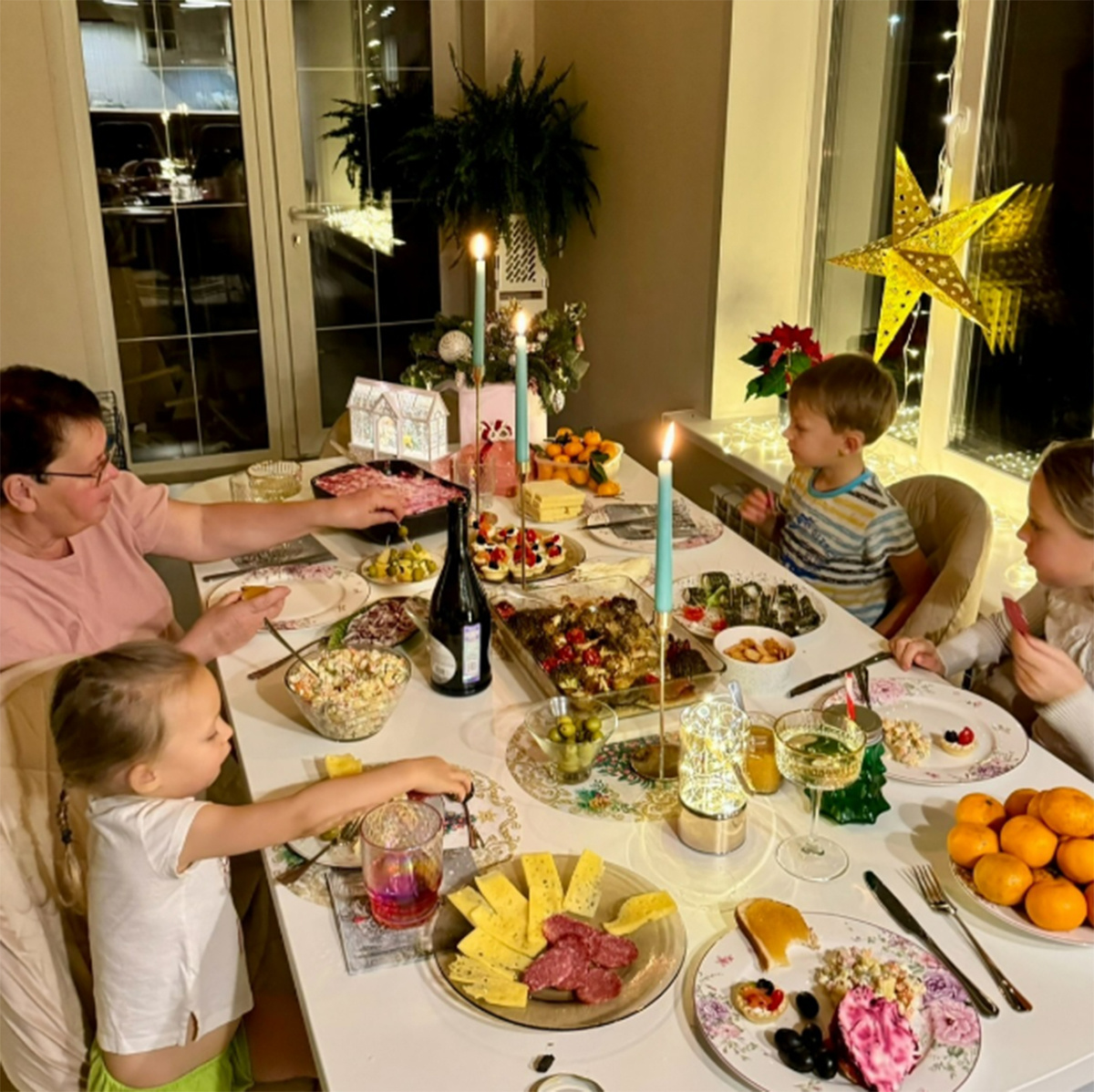 Мама и дети Марии Круглыхиной за новогодним столом. Фото: соцсети Марии Круглыхиной