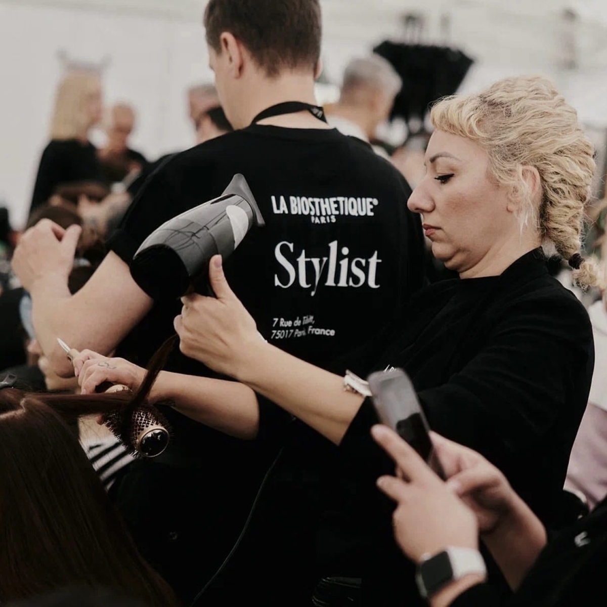 Выбор подходящего фена для волос — важный шаг к поддержанию здоровья и красоты локонов.