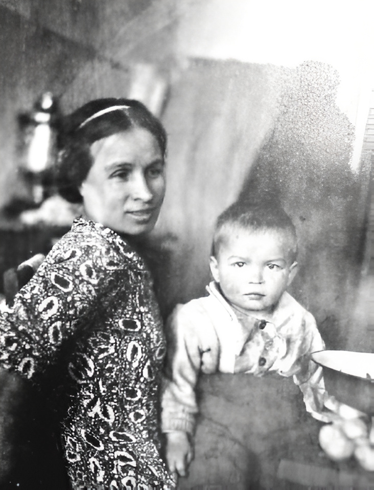 Рудольф Нуреев в детстве с мамой