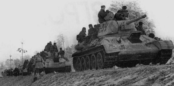 Танковая колонна 1-го Украинского фронта на марше по Житомирскому шоссе