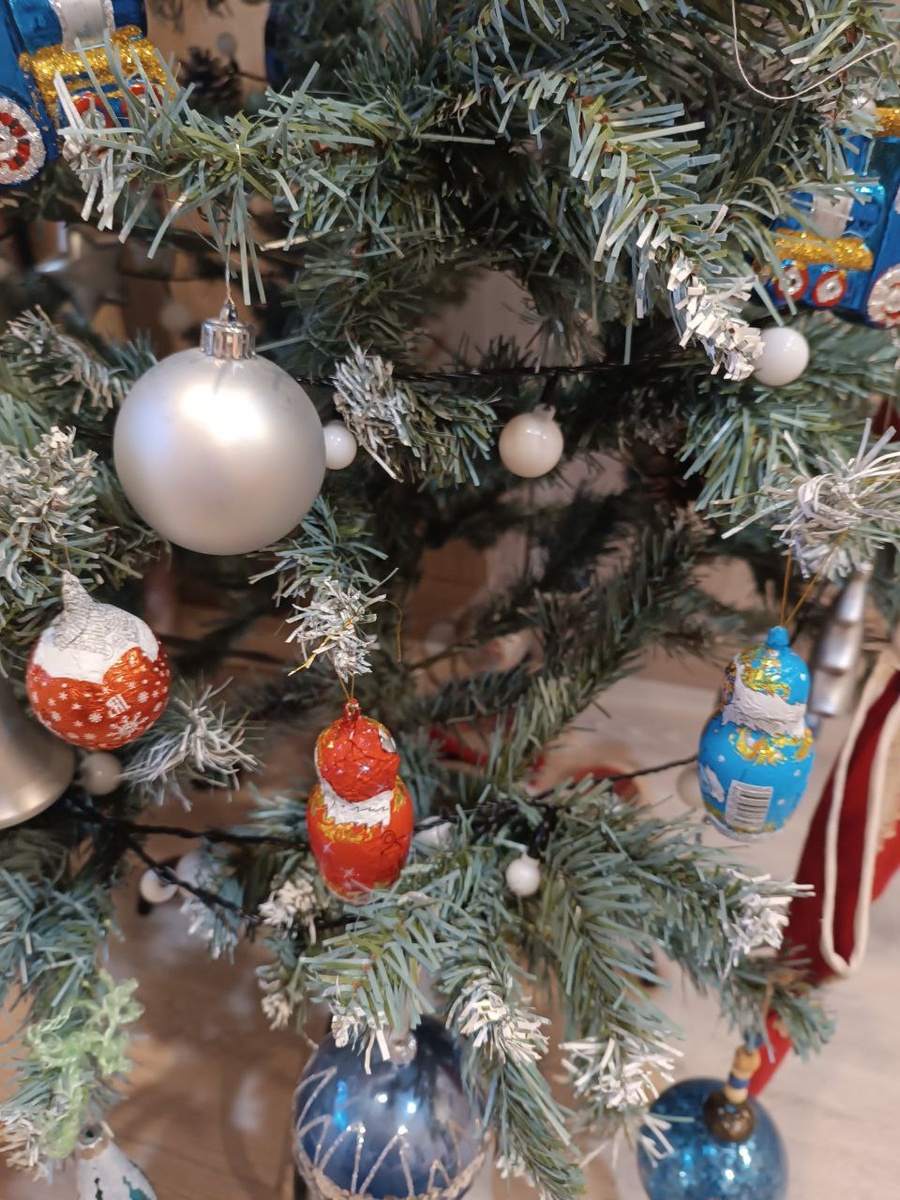 Помимо обычных шариков на елку всегда вешаю шоколадные игрушки (шарики и дед морозы)