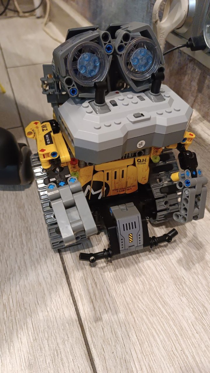 Теперь по квартире ездит Валли. А еще можно ему в руку что-нибудь положить (например, конфетку) и отвезти маме)