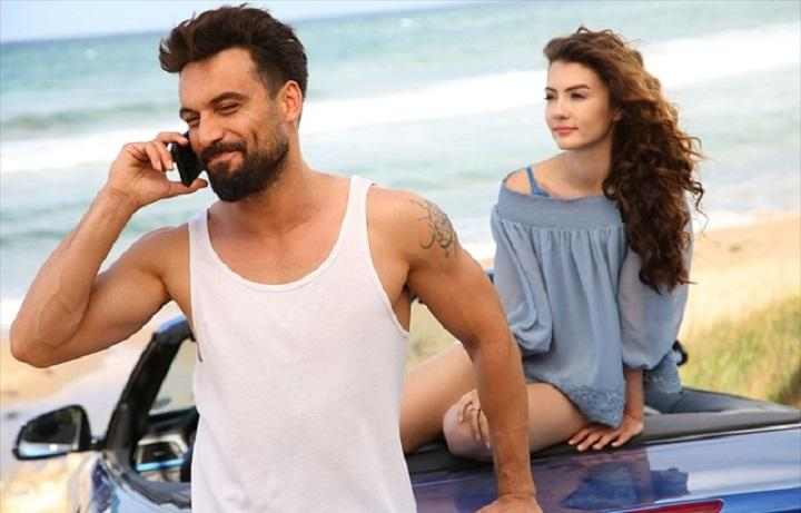 Али Эрсан Дуру хотел быть пилотом, а его семья хотела, чтобы он был банкиром. Кадр из сериала «Замечательный зять»