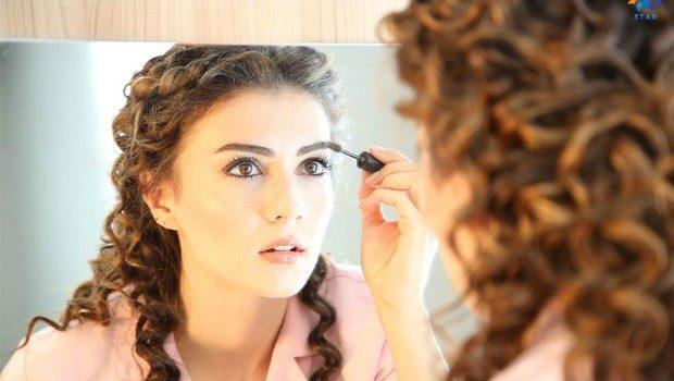 Лучшая подруга Бурджу Озберк — это Ханде Эрчел. Кадр из сериала «Замечательный зять»