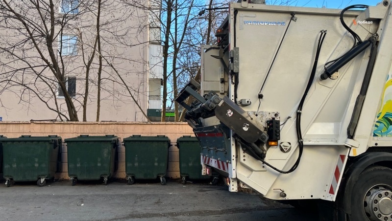    Машина приехала забирать ТКО с одной из контейнерных площадок Ставрополя Фото: Вероника Николаева / / ИА «Победа26»