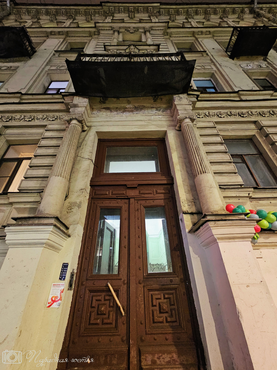 Очень заметная дверь. Фото: Парадная гостья
