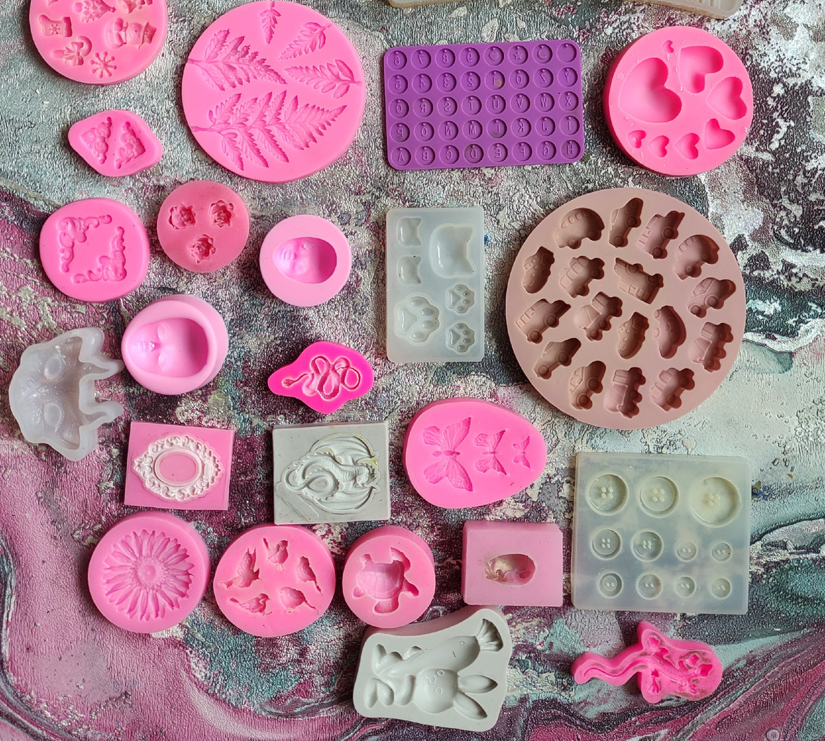 Змеи,черепахи, рыбки, птички, цветы, листья, пуговицы и т.д.