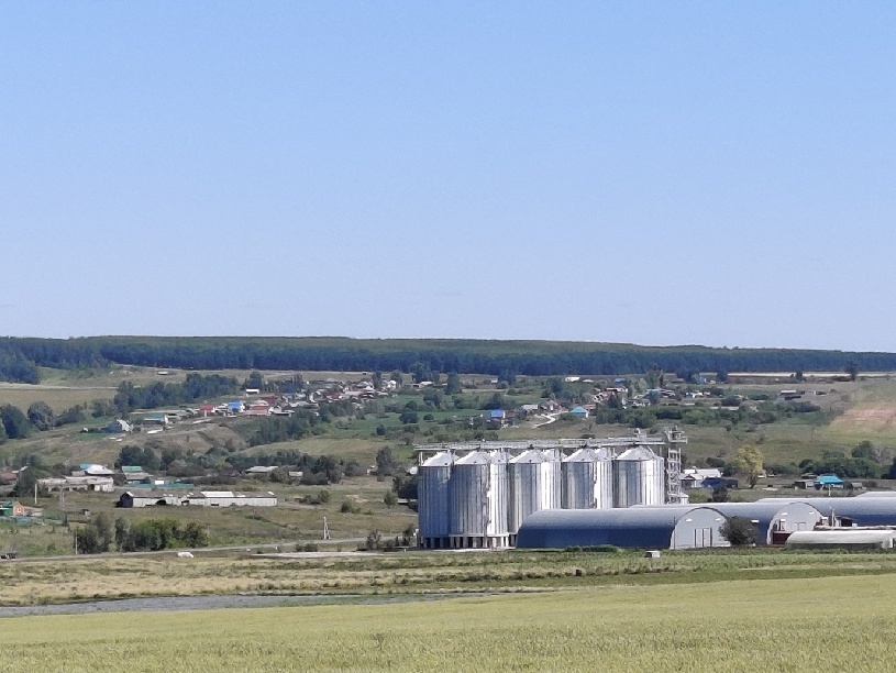 Вид на Малую Аксу с возвышенности в 3-х км юго-западнее села.
