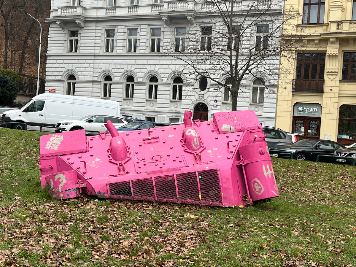 Розовый танк – символ протеста