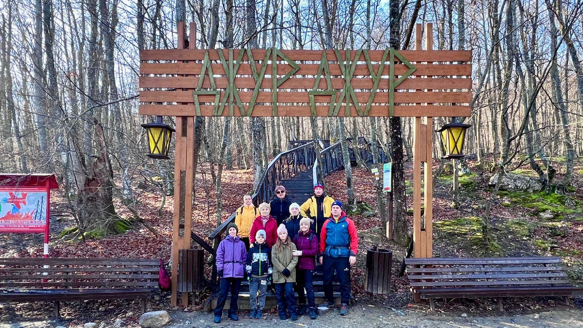 Входная группа на тропе к водопаду Джур-Джур