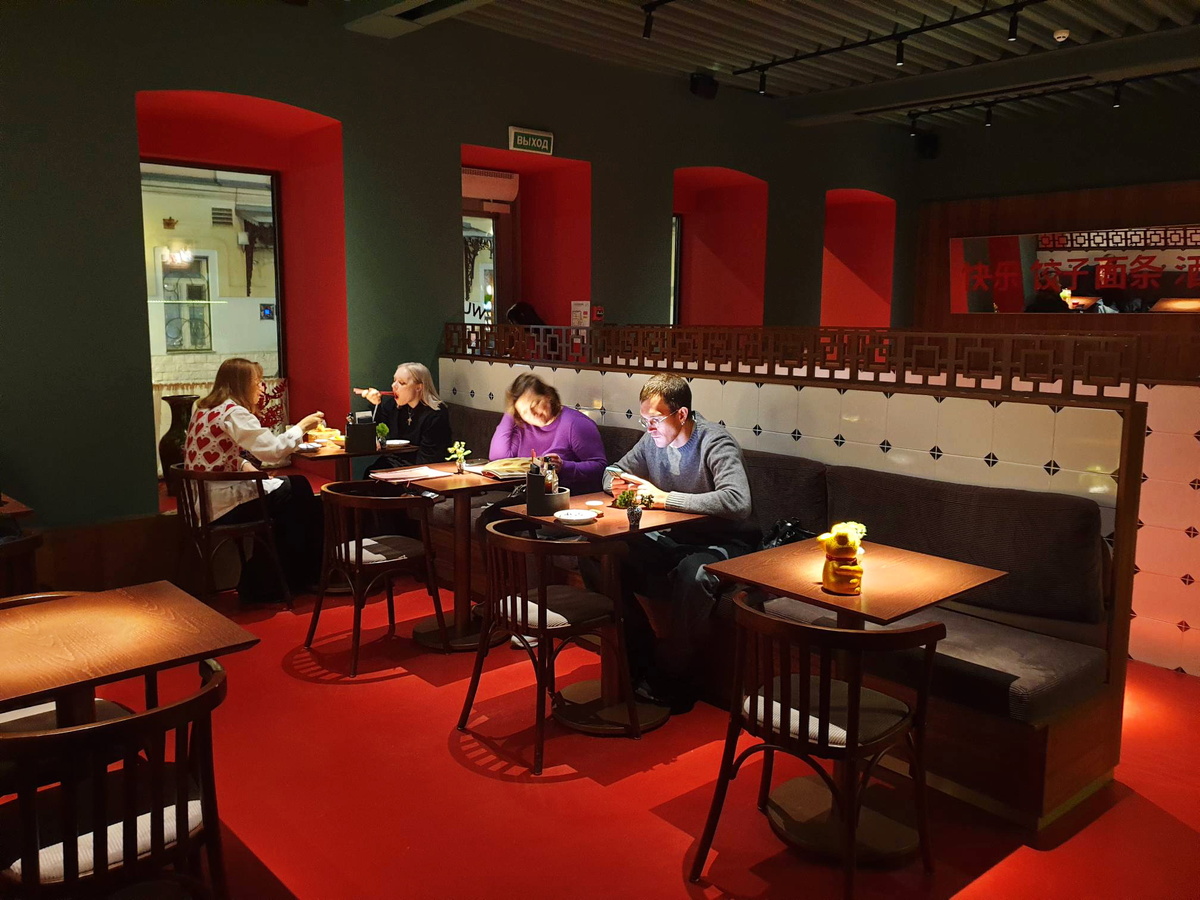 Общий вид зала ресторана Wu Shu