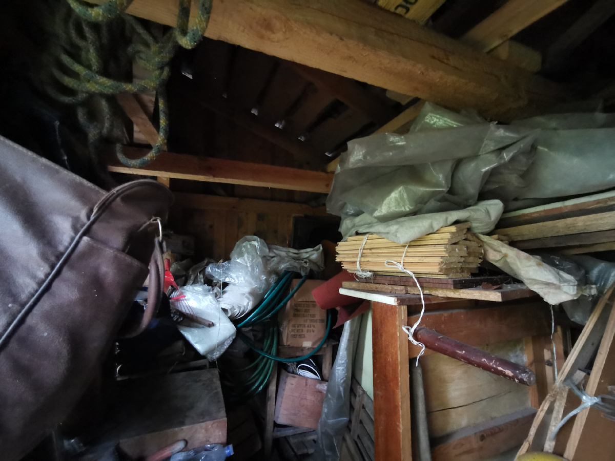 Склад барахла в нашем приобретённом сарае. В доме было то же самое.