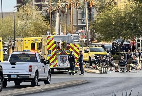    Спасатели на оцепленной территории возле отеля Trump International в Лас-Вегасе