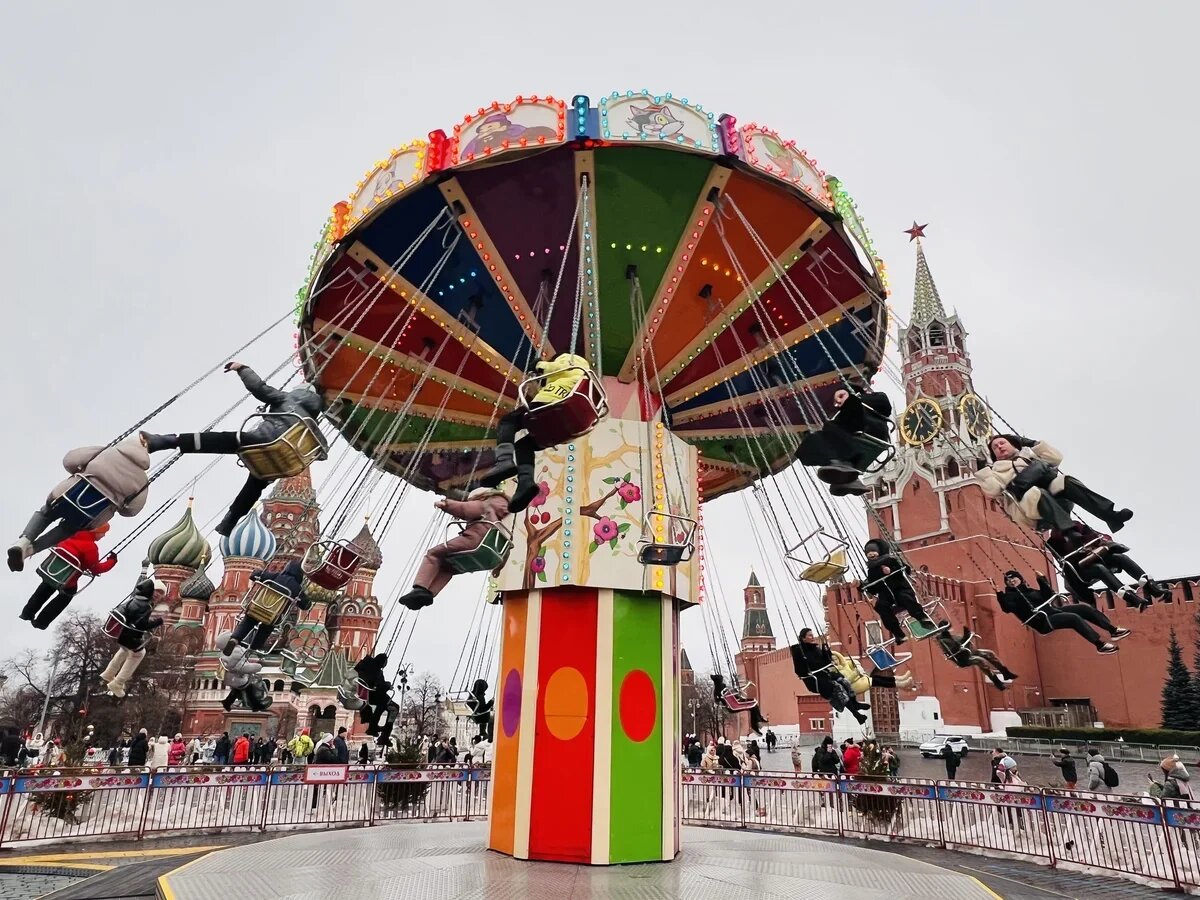    Карусель на Красной площади в в новогодней Москве. Фото: АТОР