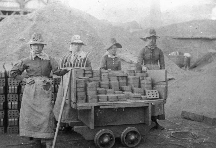 Работницы мастерской кирпичей из департаментов региона Овернь, Франция 1895–1910г.