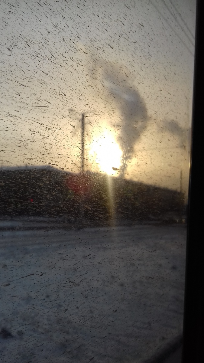 трубы дымят.Вид из автобуса.