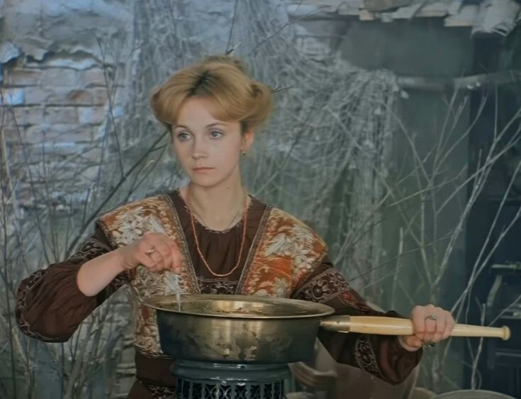 Ирина Купченко в роли жены Волшебника. Фото - Яндекс-картинки