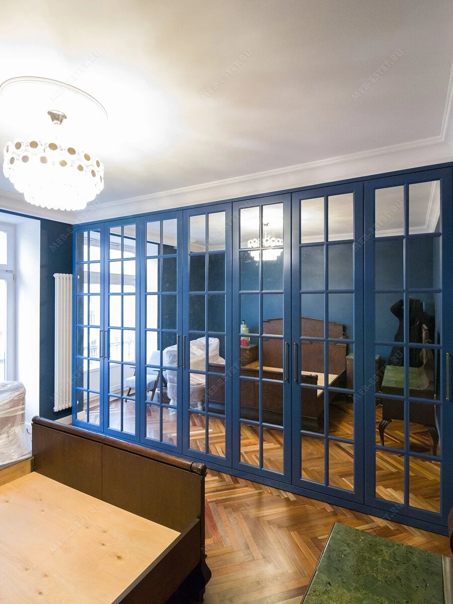 Шкаф с английской решёткой в спальне