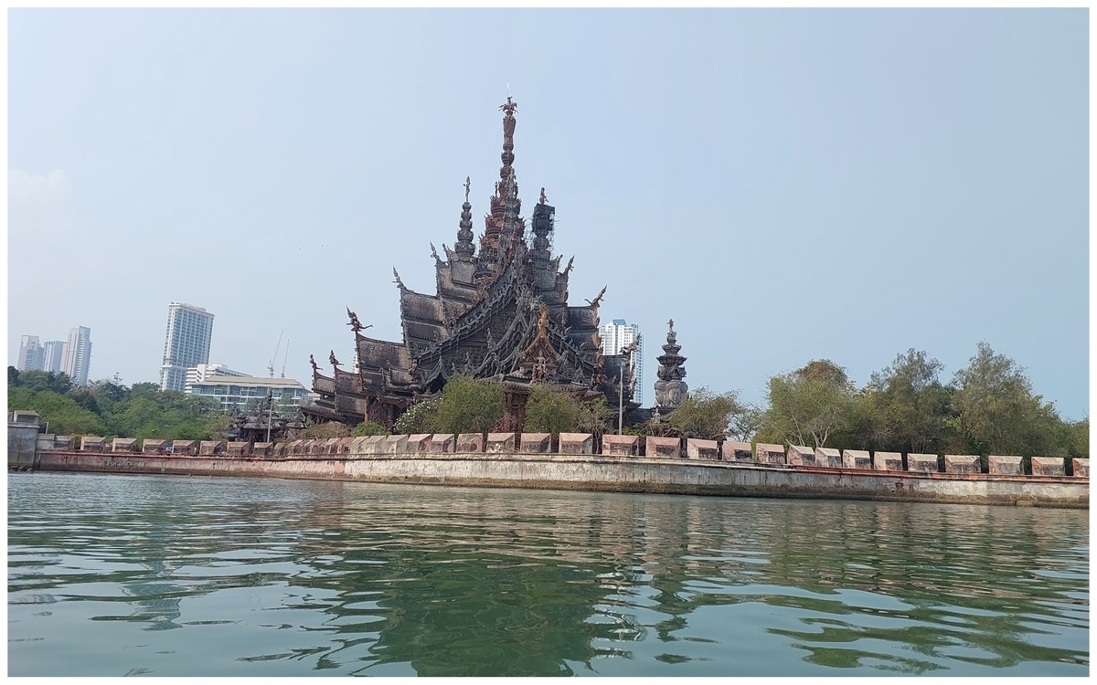 Фото храма Истины сделано с воды, когда мы обходили его на каяке